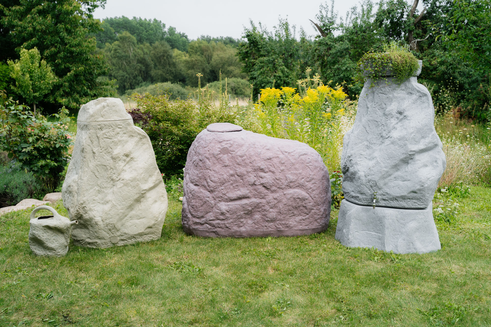 drei Dekorspeicher nebeneinander im Garten stehend