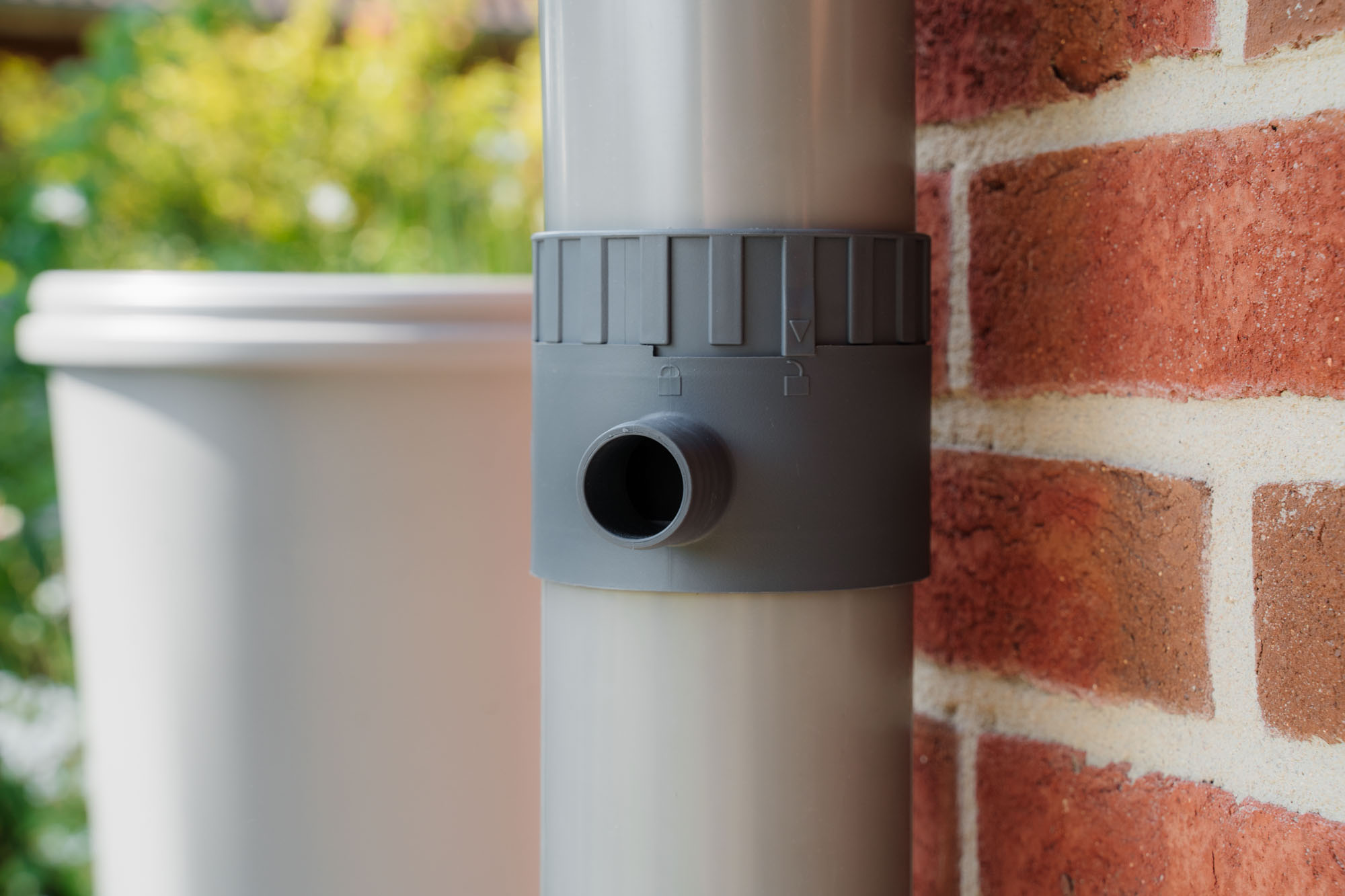 beispiel wie der retomat am fallrohr aussieht wenn er angebaut ist