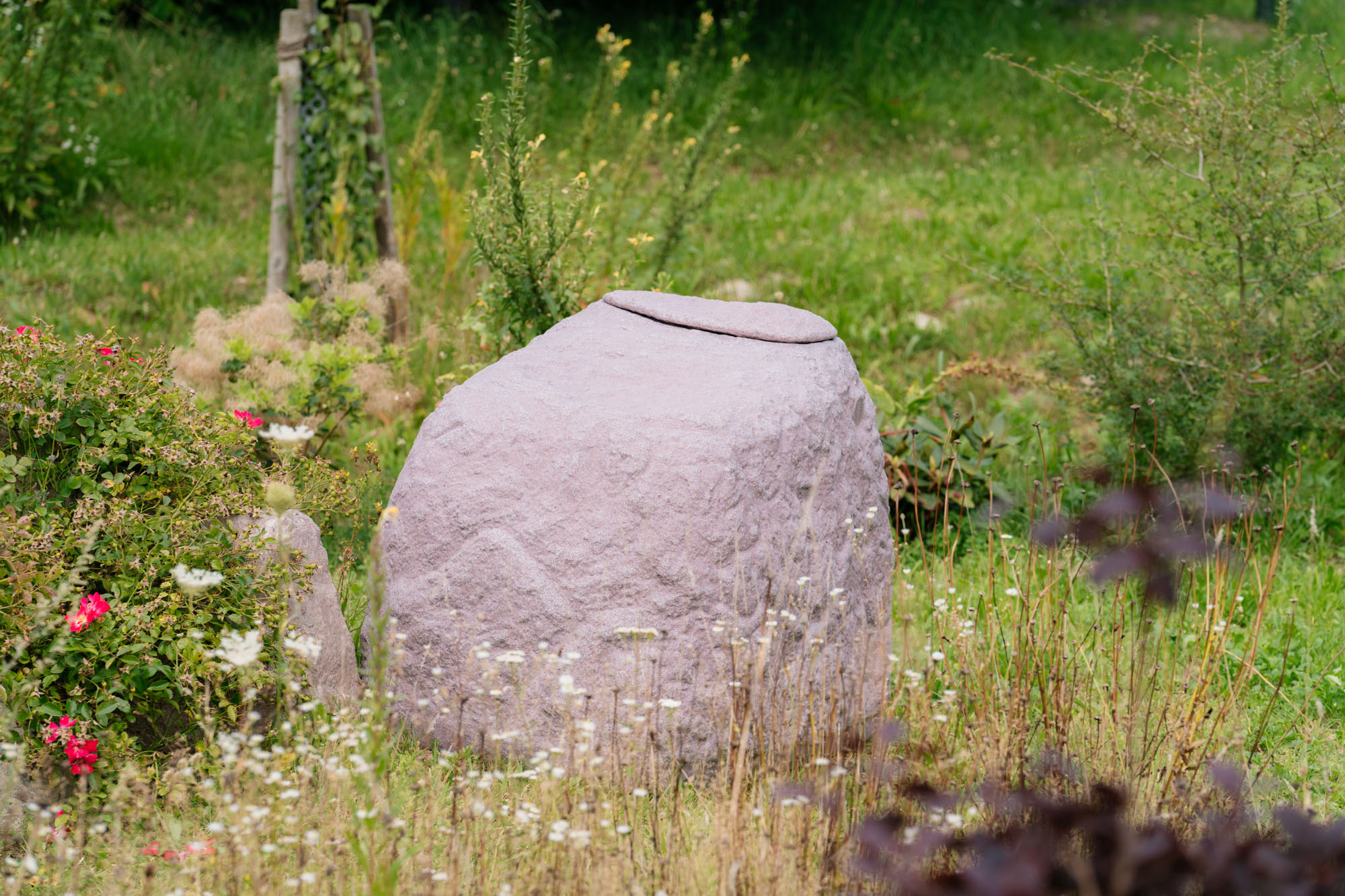 roter regenspeicher bei dem man den deckel gut sieht