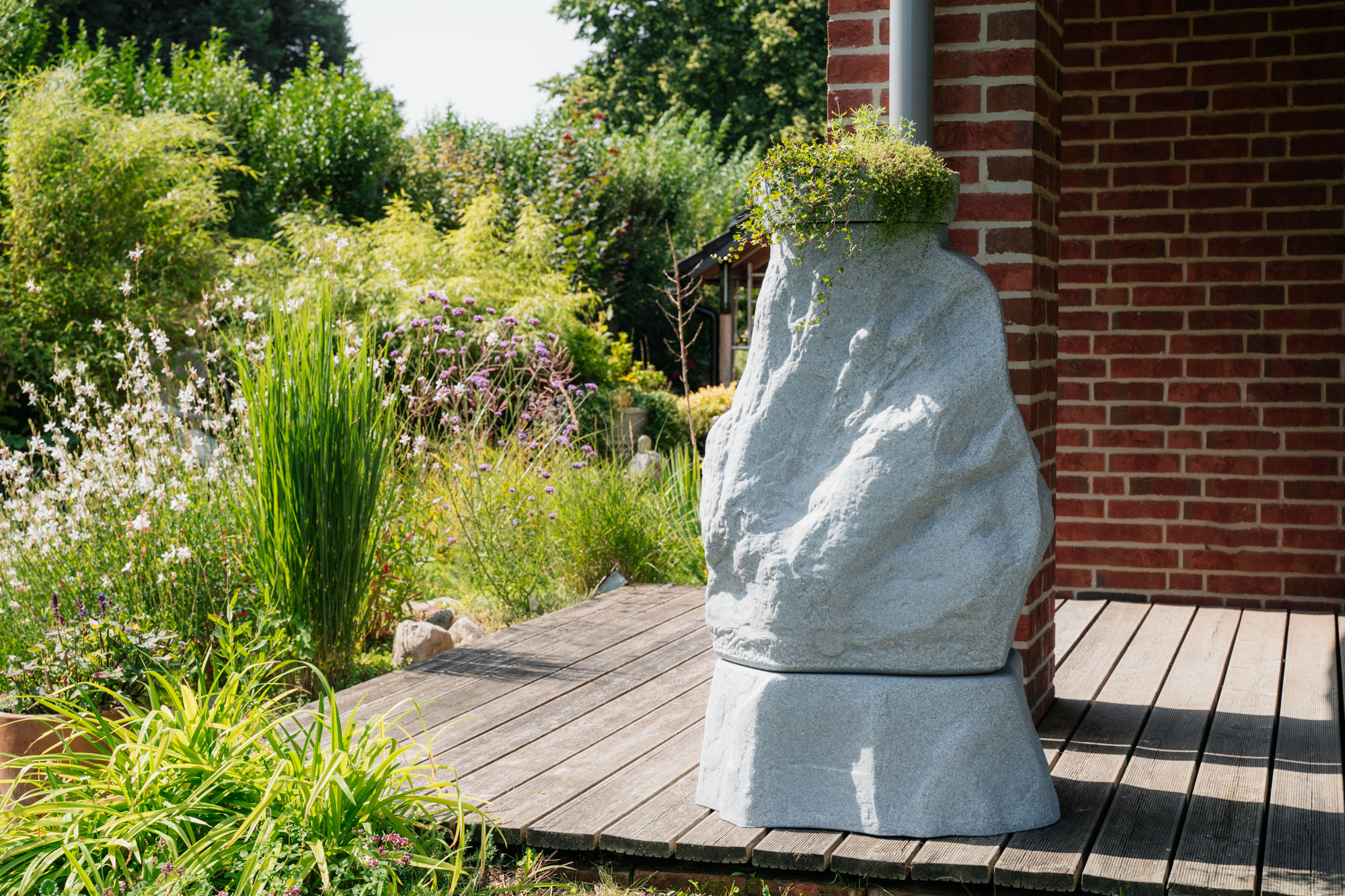 Pflanzschale für den Hinkelstein auf der terasse stehend