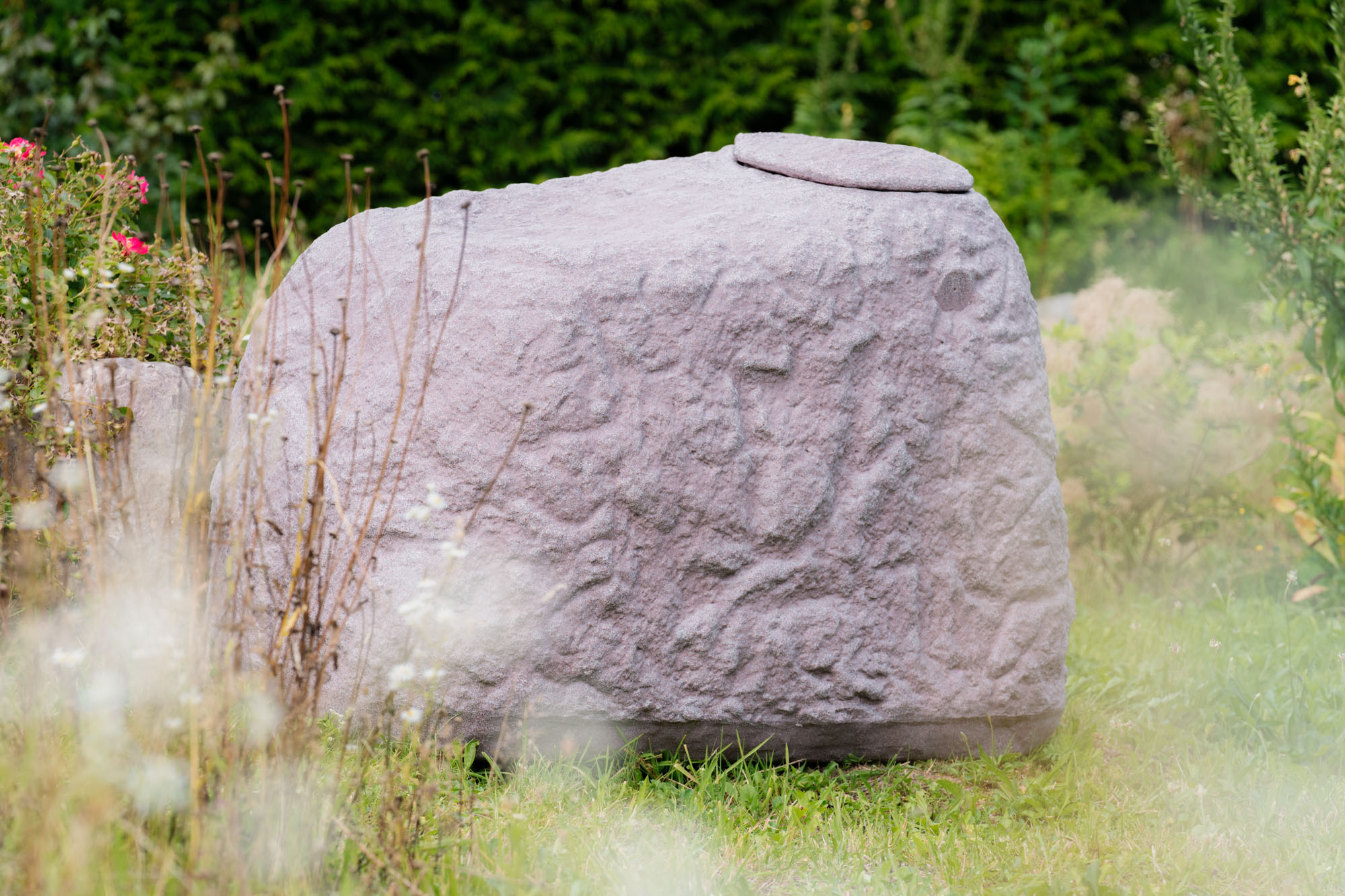 Roter Dekor Regenspeicher der im garten steht und schön aussieht